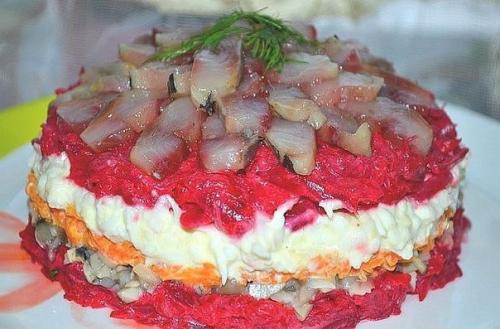 Салат с сельдью даже вкуснее, чем обычная и привычная нам Селедка в Шубе!