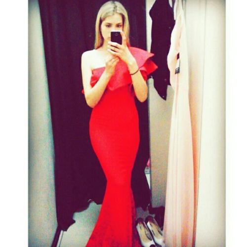 Всем привет, подскажите, какая прическа, макияж, маникюр и тип обуви может дополнить мой образ.