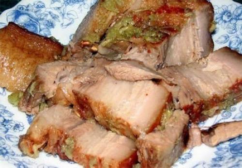 Сало в луковой шелухе.