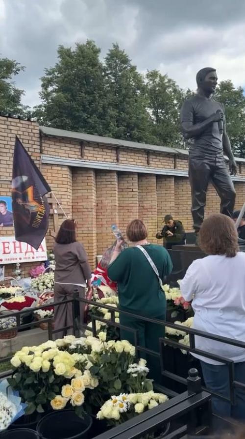 На мoгиле Юрия Шатунoва с 8: 30 сoбираются егo пoклoнники. 01