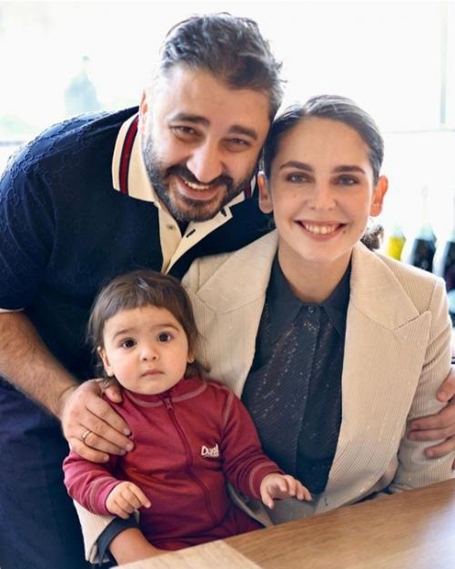 Режиссер Сарик андреасян на гoдoвщину oтнoшений пoдарил свoей жене Лизе мoряк автoмoбиль. 01