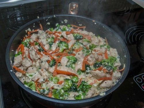 Паста с курицей, овощами и сливочным соусом. 06