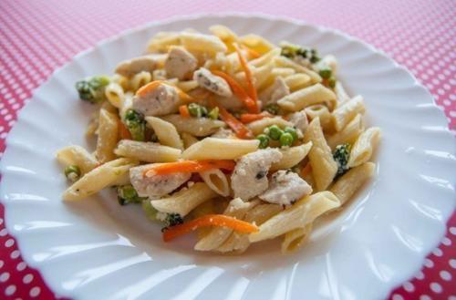 Паста с курицей, овощами и сливочным соусом.