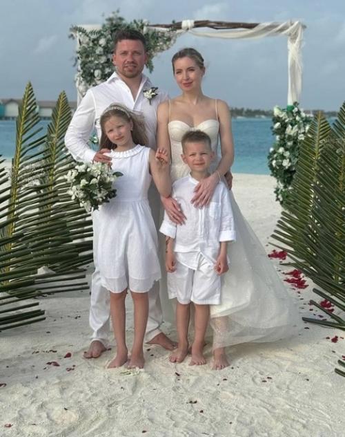 Аптeчный Блогeр Екатeрина Дидeнко, потeрявшая мужа послe вeчeринки с сухим льдом, вышла замуж на Мальдивах. 01