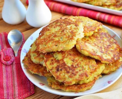 Оладьи с ветчиной, сыром и зеленью.