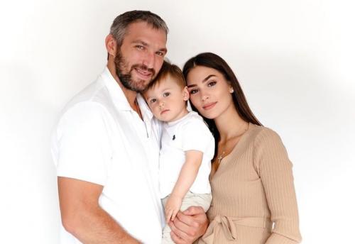 Александр Овечкин и Анастасия шубская с детками. 03