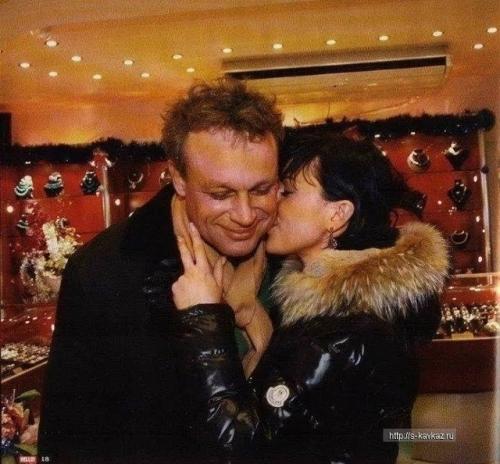На первый взгляд может показаться, что это Анастасия Заворотнюк и Сергей Жигунов, но нет. 03