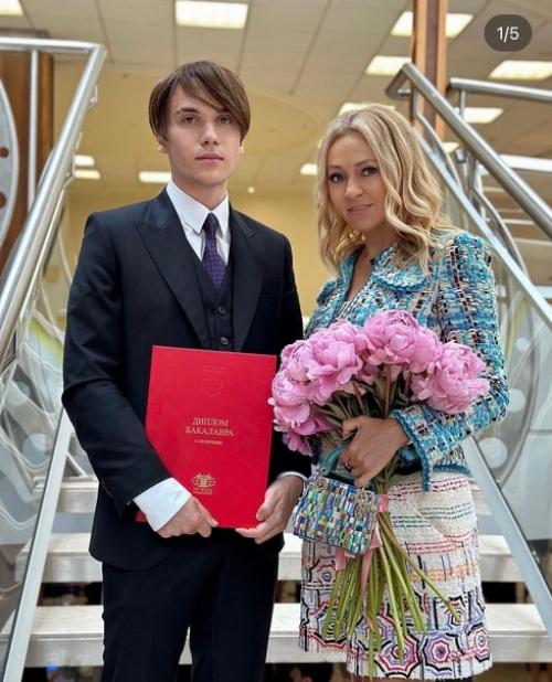 В семье Яны рудковской праздник - два ее сына от первого брака Николай и Андрей Батурины в этом году окончили мгимо. 01