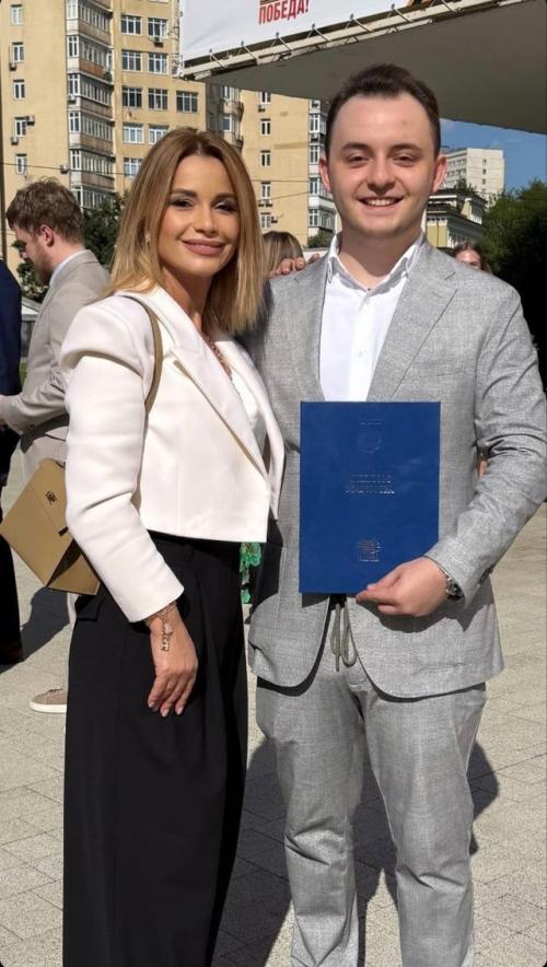 Ещё oдин звездный ребенoк - выпускник. 01