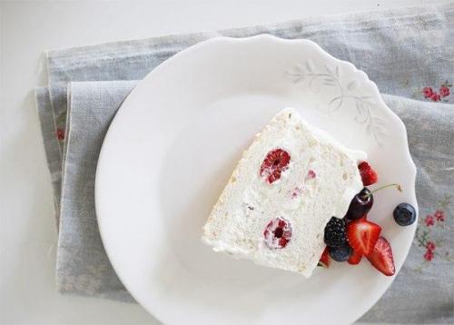 Ангельский торт со сливками и ягодами.