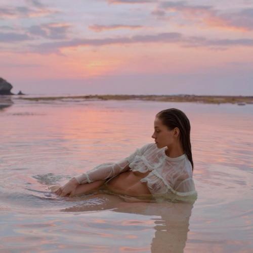 Алеся кафельникова показала грудь после пластики. 01