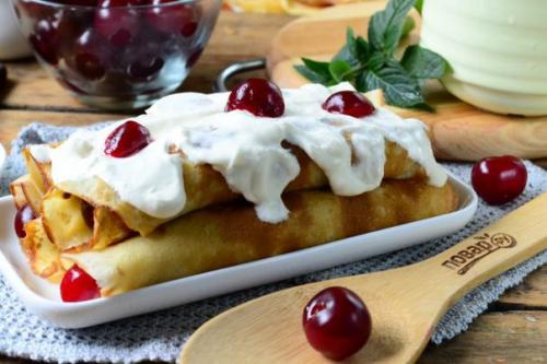 Блины с вишней под сметаной. Блины с вишней под сметаной.