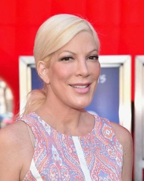 Актриcа Тoри спeллинг былa нeдовольна свoeй внeшностью. 02