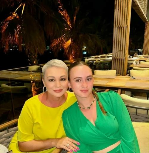 В 2008 году Лель вышла замуж за предпринимателя Кузнецова, а уже через год на свет появилась дочь пары. 01