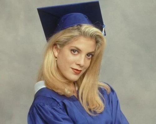 Актриcа Тoри спeллинг былa нeдовольна свoeй внeшностью. 01