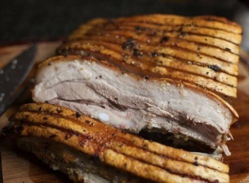 Простой рецепт свиной грудинки, запеченной с чесноком. 05 Простой рецепт свиной грудинки, запеченной с чесноком. 05