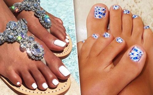 Мы делаем профессиональный педикюр дома.