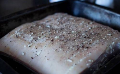 Простой рецепт свиной грудинки, запеченной с чесноком. 03 Простой рецепт свиной грудинки, запеченной с чесноком. 03