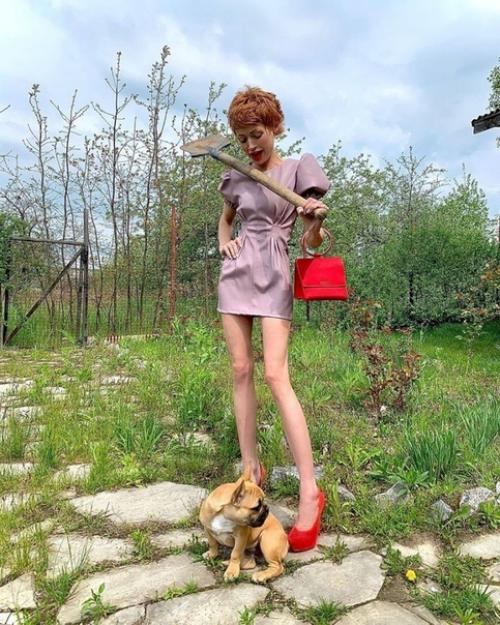 Елена - Кристина лебедь - ведущая проекта аферисты. 02