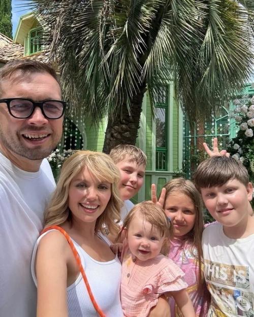 Ольга Кузьмина, известная по сериалу Кухня и голос чебурашки, в начале октября прошлого года стала мамой во второй раз. 02