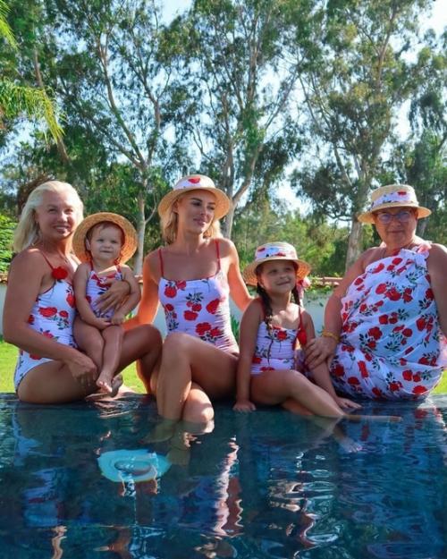 Ханна поделилась яркой фотосессией, посвященной Женскому Коллективу Семьи. 01