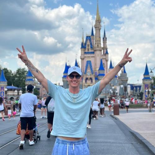 Почему люди негативные комментарии в сети оставляют? 01