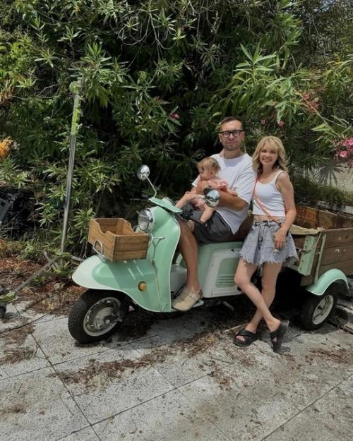 Ольга Кузьмина, известная по сериалу Кухня и голос чебурашки, в начале октября прошлого года стала мамой во второй раз. 03