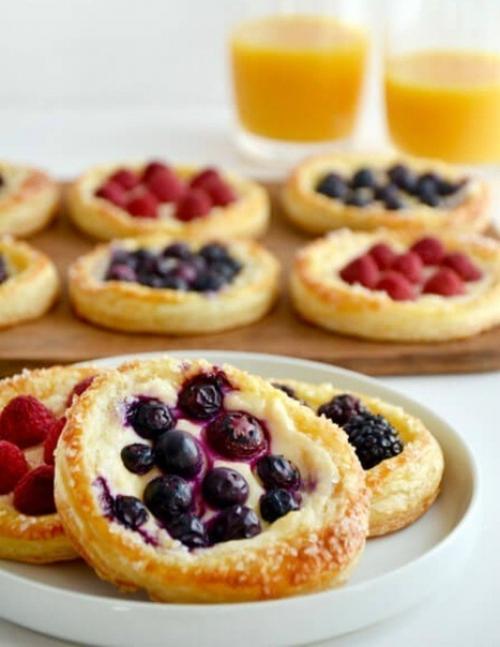 Быстрые тарталетки с ягодами и творогом - невозможно оторваться.