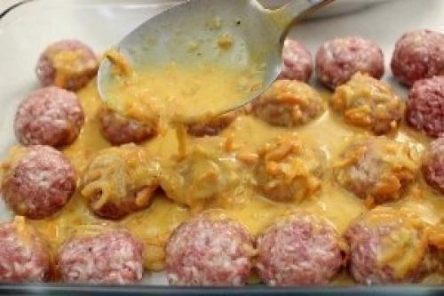 Тефтели с рисом и сливочной подливкой в духовке.