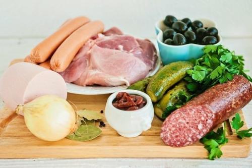 Солянка.  Ингредиенты. 400 г мясо (свинина или говядина). 01