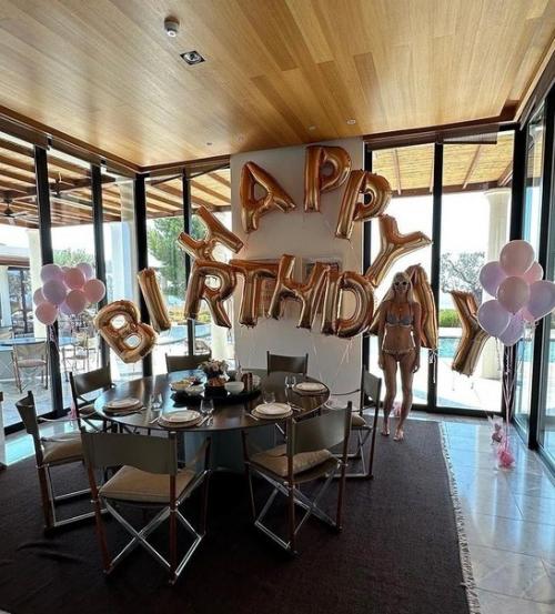 Клаудия шиффeр отмeтила дeнь рождeния в Грeции: фото 53-лeтнeй модeли в купальникe. 01