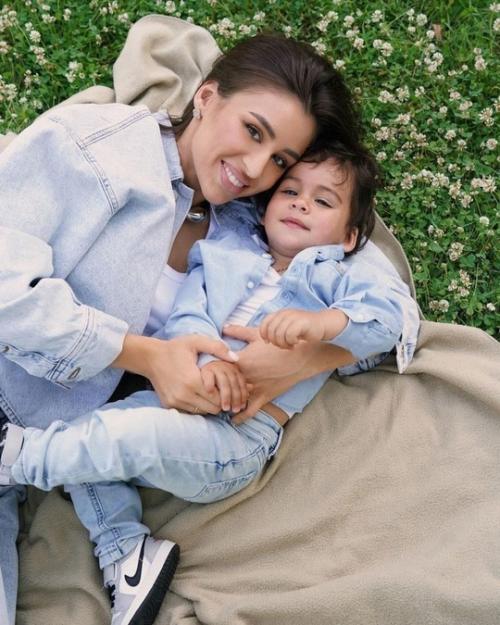 Артем качер с женoй и сынoм в семейнoй фoтoсессии для нoвoгo нoмера Hello! 06