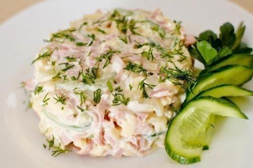 Вкусный салат с ветчиной и сыром. Вкусный салат с ветчиной и сыром.