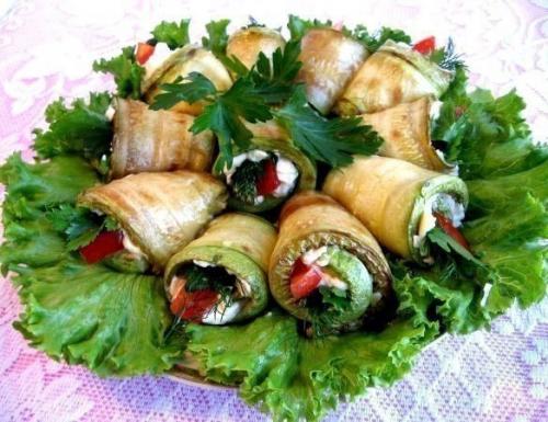 Остренькие рулетики из кабачков.
