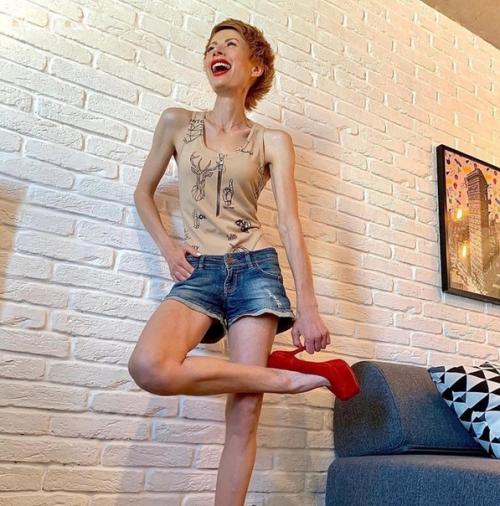 Елена - Кристина лебедь - ведущая проекта аферисты. 03