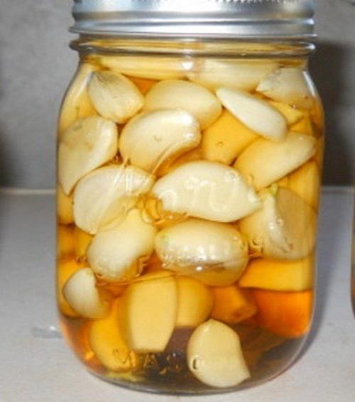 Чеснок, мёд и уксус.  