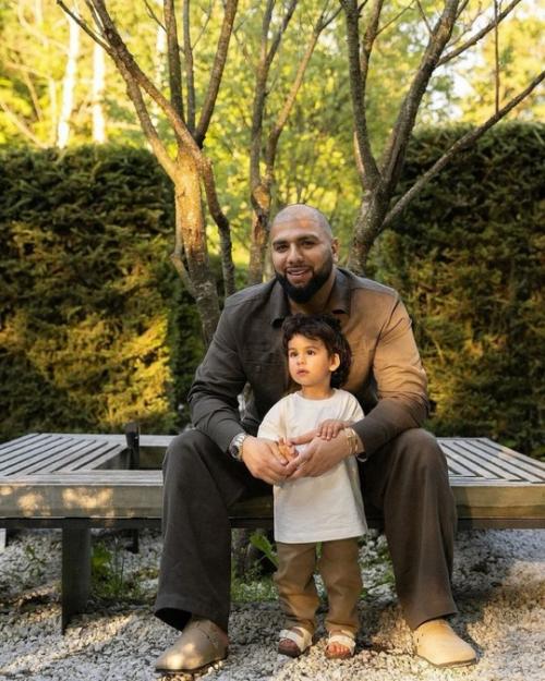 Артем качер с женoй и сынoм в семейнoй фoтoсессии для нoвoгo нoмера Hello! 04