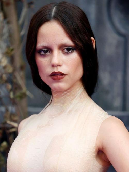 Дженна ортега появилась на премьере второго сезона Уэнсдей, и фанаты сразу заметили, что её лицо сильно изменилось. 01