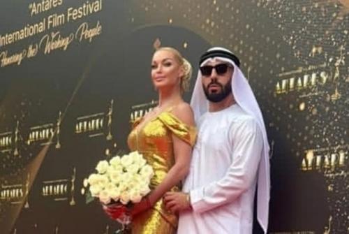 Вчера на красной дорожки кинофестиваля Антарес шейх Аркади попытался похитить Анастасию Волочкову и увести в эмираты на частном самолёте. 01