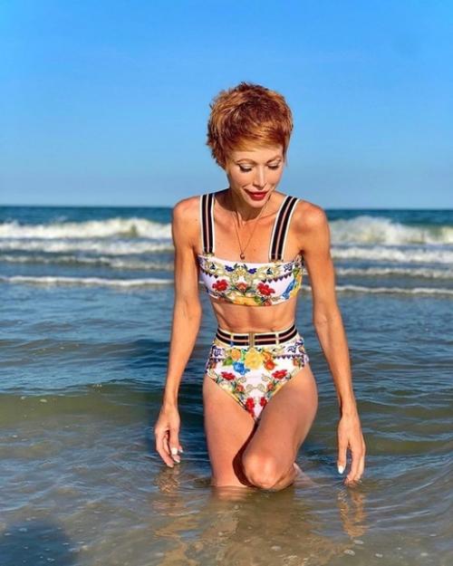 Елена - Кристина лебедь - ведущая проекта аферисты. 01