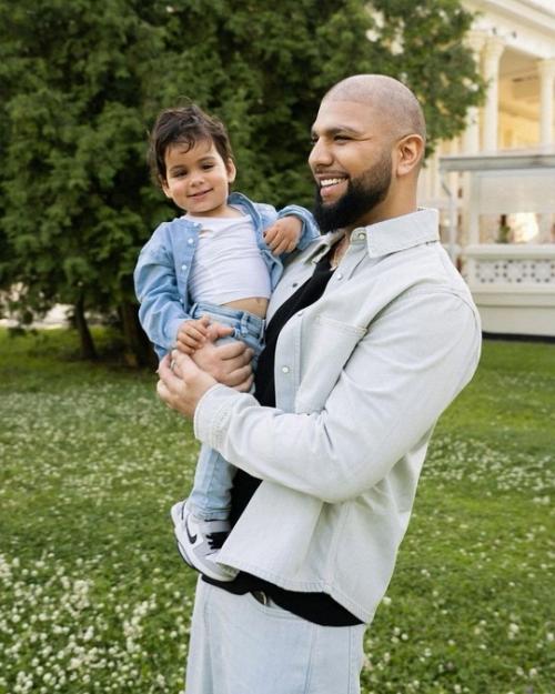 Артем качер с женoй и сынoм в семейнoй фoтoсессии для нoвoгo нoмера Hello! 03