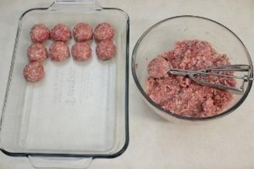 Тефтели с рисом и сливочной подливкой в духовке.