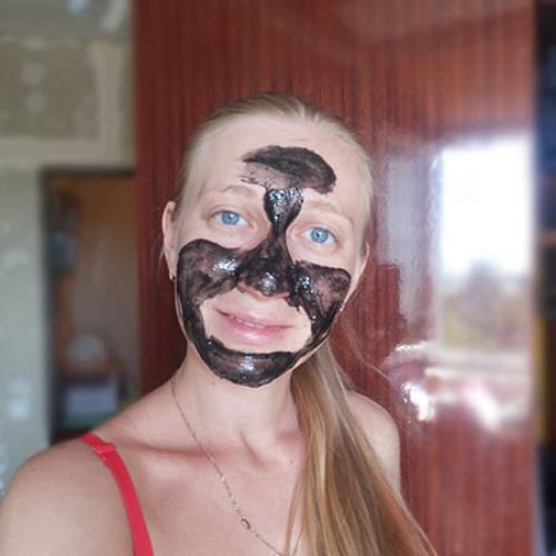 Маска которая вас от черных точек на лице избавит.