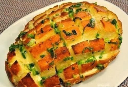 Луковый хлеб с сыром.