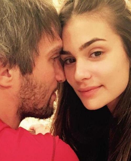 Счастливы вместе: Александр Овечкин с супругой Анастасией. 02