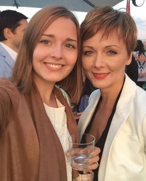 51-Летняя актриса Дарья повереннова со своей дочерью Полиной. 03