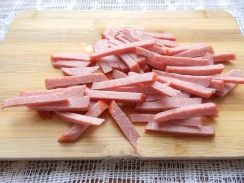 Салат с копченой колбасой и огурцами. 02 Салат с копченой колбасой и огурцами. 02