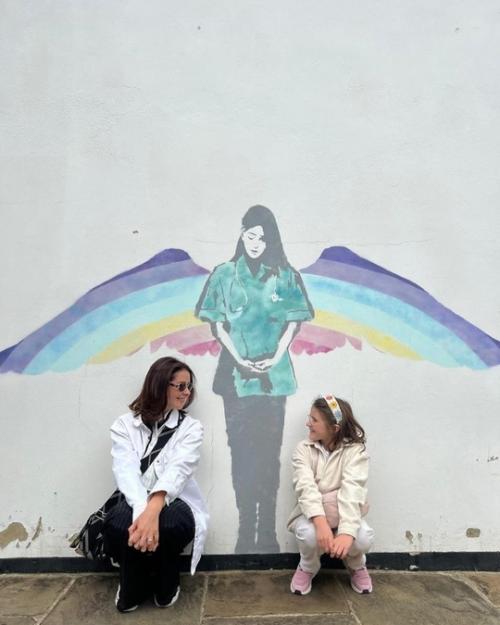 Марина Александрова отпраздновала свой день рождения с семьей в Лондоне и встретилась с Дастином Хоффманом. 04