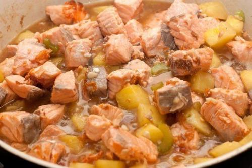 Жареный лосось с ананасами и розовым шампанским.