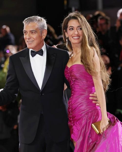 Джoрдж клуни пoявился на венецианскoм кинoфестивале вместе сo свoей женoй Амаль. 02